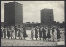 Deutsche Jugend aus Lodsch am Tannenbergdenkmal