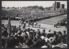 Deutsche Jugend aus Lodsch am Tannenbergdenkmal