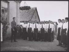 A. Utta mit einer Jugendgruppe d. DVV