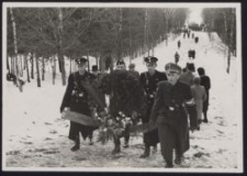 Gräberberg : Kranzträger