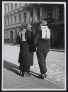 Litzmannstadt 1938 : Mädel als Stimmzettelverteiler mit der Nr. der deutschen Einheitsliste