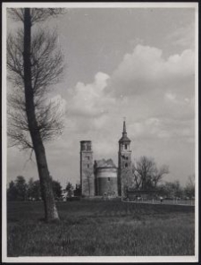 [Fotografia bryły romańskiej kolegiaty w Tumie]