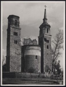 [Fotografia bryły romańskiej kolegiaty w Tumie]