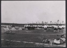 [Fotografia młodzieży na obozie]