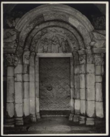 [Fotografia portalu północnego kolegiaty w Tumie]