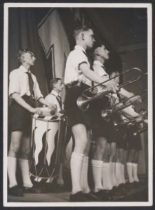 [Fotografia z występu chłopców z Hitler Jugend w 1938 r. w Łodzi]