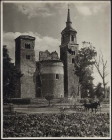 [Fotografia zniszczonej w czasie działań wojennych kolegiaty w Tumie]