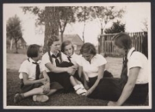 [Fotografia łódzkich dziewcząt na obozie pod miastem w 1935 r.]