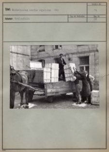 Bücherkisten werden abgeladen 1941